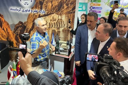 بازدید وزیر جهادکشاورزی از غرفه پارک علم و فناوری جهاددانشگاهی کرمانشاه